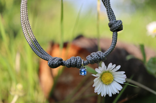 Paracord Charm in Oro e Pietre Preziose