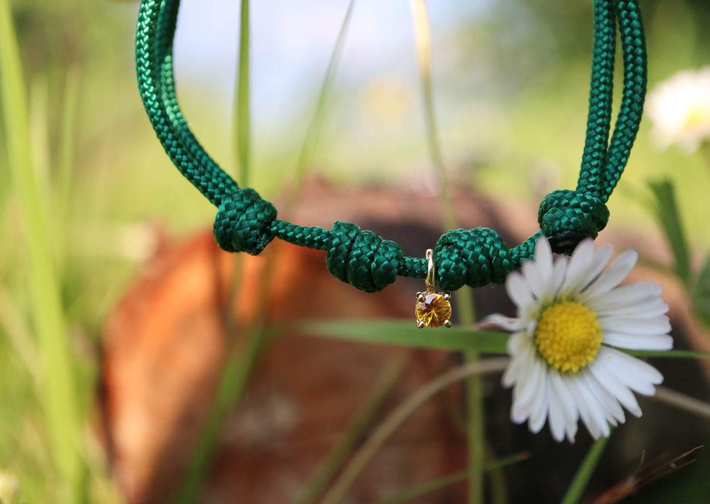 Paracord Charm in Oro e Pietre Preziose